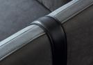 Die Armlehnen des Dee Dee-Sofas haben ein Lederband, ein einzigartiges und elegantes Detail - BertO